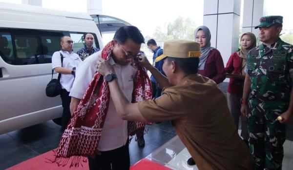 Pj Gubernur Suganda Sambut Kedatangan KSP Moeldoko di Bandara Depati Amir