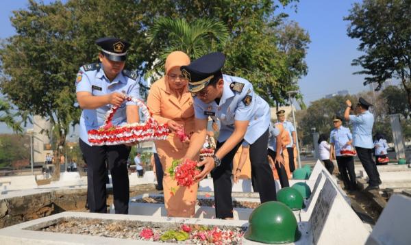 Peringati Hari Lahir ke-78, Kemenkumham Jatim Tabur Bunga di Makam Pahlawan