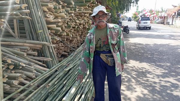 Penjual Bambu di Kota Probolinggo Kewalahan, Melayani Pesanan Bambu Agustusan