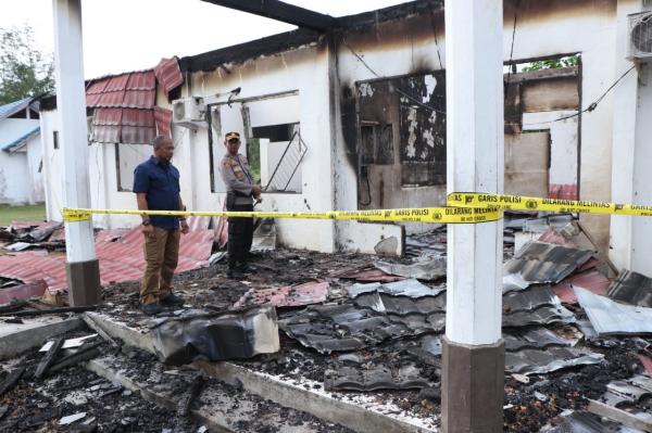 Wakapolda Papua Tinjau Lokasi Kebakaran Kantor KPU Yahukimo