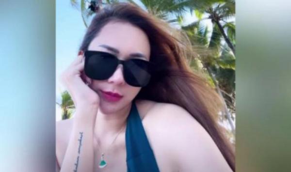 Potret Hot Aura Kasih Pakai Bikini Liburan di Pantai, Netizen: Memang Menggoda