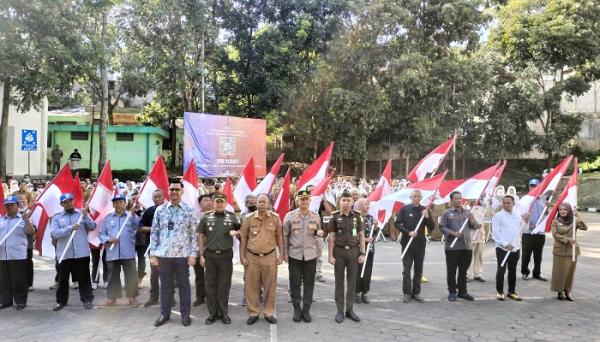 Bangkitkan Semangat Nasionalisme, Pemkot Cimahi Bagikan 5.000 Bendera Merah Putih