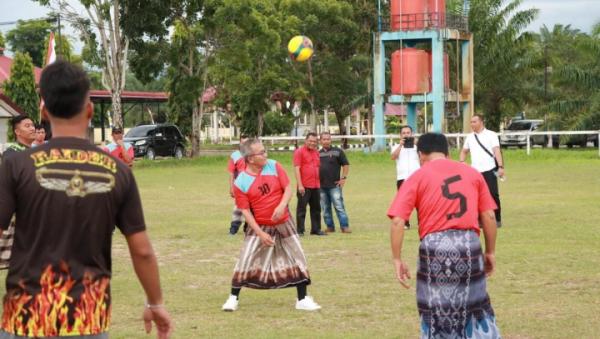 Mengocok Perut, Keseruan Sepak Bola Bersarung Sambut HUT RI Ke - 78 di Aceh Singkil