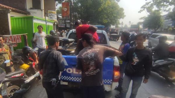 Pasutri Berboncengan Sepeda Motor Ditabrak Mobil di Semarang, Istri Tewas