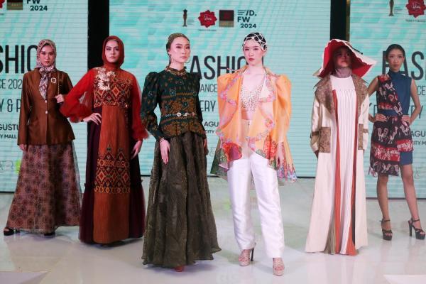 6 Desainer Kondang Tampilkan Koleksi Terbaru di East Java Fashion Tendance 2023-2024