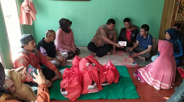 Anggota DPRD Garut Berikan Bantuan Kepada Korban Kebakaran di Sukaresmi
