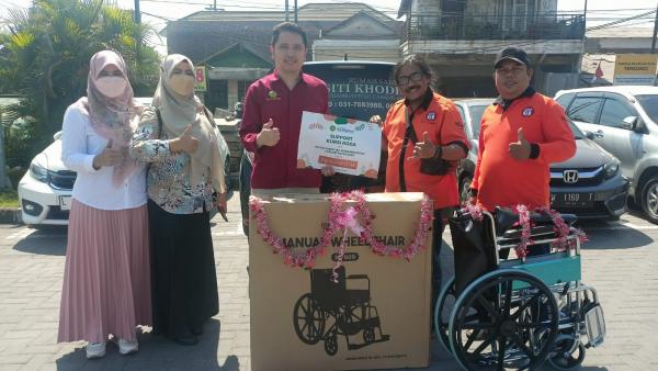 RS Siti Khodijah Muhammadiyah Cabang Sepanjang Hibahkan 2 Kursi Roda untuk Komunitas Relawan
