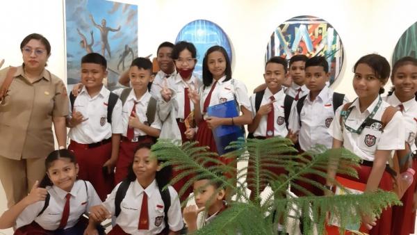 Siswa SD, SMP dan SMA di Ambon Antusias Kunjungi Pameran Seni Rupa di Taman Budaya