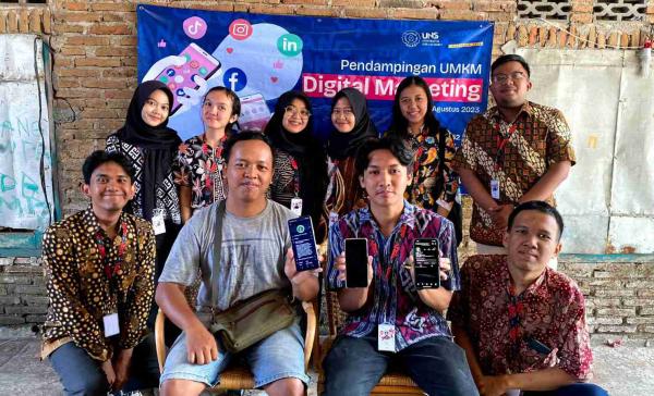 Kelompok KKN 252 UNS Dorong UMKM Rotan di Trangsan Sukoharjo Melalui Pelatihan Digital Marketing