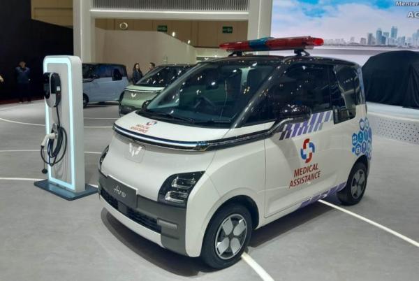 GIIAS 2023 : Wuling Air EV Jadi Ambulans Sita Perhatian Pengunjung