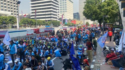 Jutaan Buruh Lakukan Aksi Demo di Jakarta! tuntut Pencabutan UU Cipta Kerja, Kesehatan dan P2SK