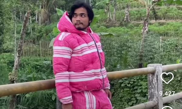Viral di Medsos, Pria Sulap Pembungkus Kasur Kapuk jadi Setelan Outfit Unik