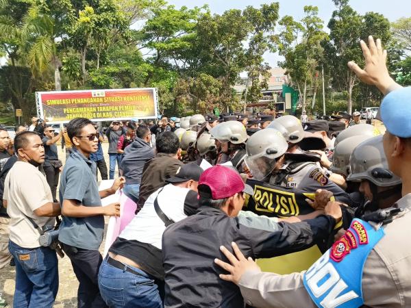 Ratusan Massa Bentrok Bersama Anggota Polisi, Begini Penjelasan Kapolres Cianjur