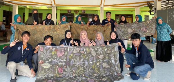 Mahasiswa UB Perkenalkan Keunikan Batik Ecoprint dengan Gunakan Daun Tanaman