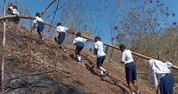 Tak Terjangkau Jaringan Internet, 18 Siswa SMP di Sikka Laksanakan ANBK ke Bukit