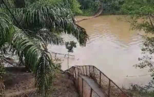Jembatan Gantung di Aceh Barat Tiba-tiba Ambruk ke Sungai