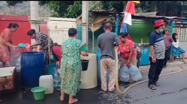 Tim Relawan Buhaiti Romli Berikan Air Bersih kepada Warga Korban Kekeringan di Pulomerak