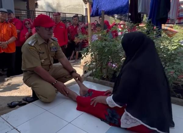 Sigap Bupati Cianjur Bantu Warga Sakit Stroke Dikegiatan Desa Manjur