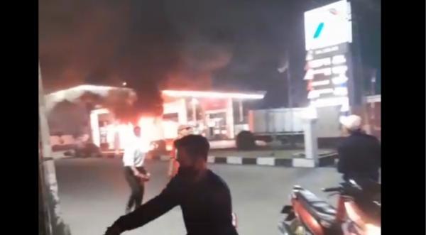 Viral! Motor Meledak dan Terbakar di SPBU, Netizen: Katanya Ngisi Bensin Motor Gak Dimatikan