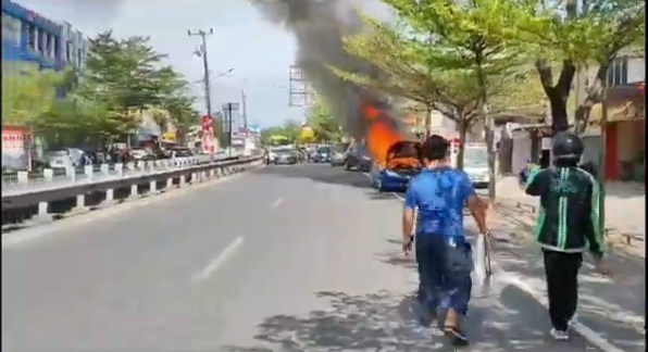 Korsleting Listrik, Mobil Sedan Mewah Terbakar saat melintas di Jalan Pengayoman