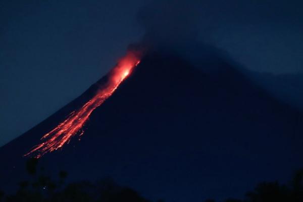 Pagi Ini Gunung Merapi Berstatus Siaga, Muntahkan 17 Kali Guguran Lava Pijar