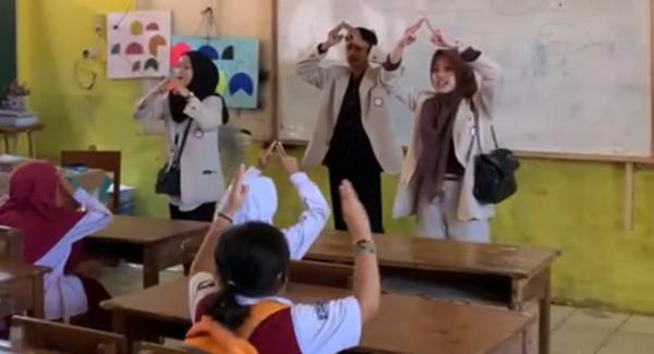 Mahasiswa Uniga Turun ke Pelosok Desa Pameungpeuk, Ajarkan Anak-Anak Calistung