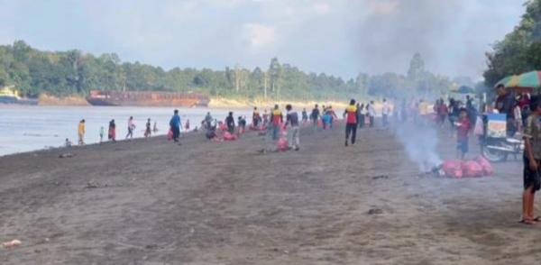 Air Sungai Mahakam Surut, Warga Melak Ramai-ramai Bersihkan Bantaran