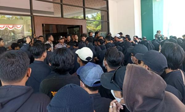 Tolak Pembekuan Dema UIN Raden Mas Said, Ratusan Mahasiswa Gelar Unjuk Rasa