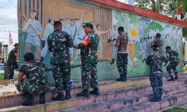 Personel TNI 1403 Sawerigading Palopo Gotong Royong Bersihkan Tugu Monumen Masamba Affair