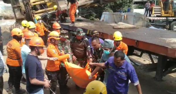 Proses Evakuasi Korban Terjepit Crane yang Tumbang di Pelabuhan Merak Berlangsung Dramatis