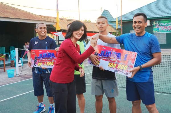 Danrem Wira Sakti dan Pratu Ferdi raih Juara I Olah Raga Tenis Lapangan di Kupang