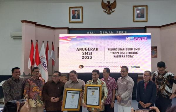 Pj Gubernur Banten Al Muktabar Raih Anugerah Sahabat Pers SMSI