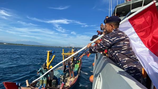 Sambut HUT Kemerdekaan RI Ke-78, Danlanal Lhokseumawe Bagikan Bendera Merah Putih kepada Nelayan