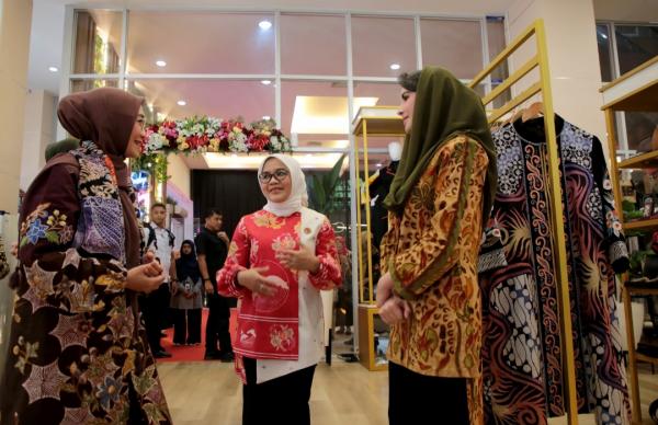 Cerita Istri Wakil Presiden RI Borong Produk UMKM Surabaya, Bercanda dengan Istri Wakil Gubernur
