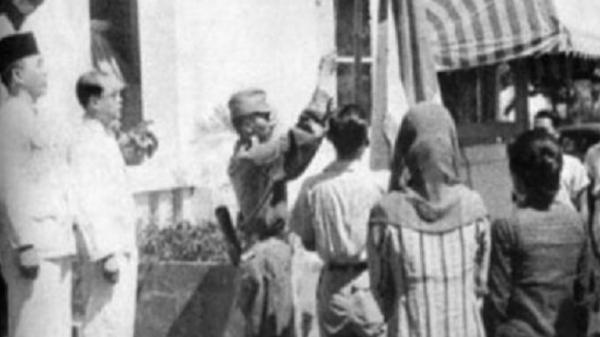 Kisah 3 Tokoh Pengibar Bendera Merah Putih Pertama Saat Proklamasi 1945