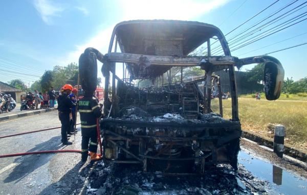 Bus Wisata Terbakar di Jalan Solo-Jogya, Penumpang Panik Berebut Keluar