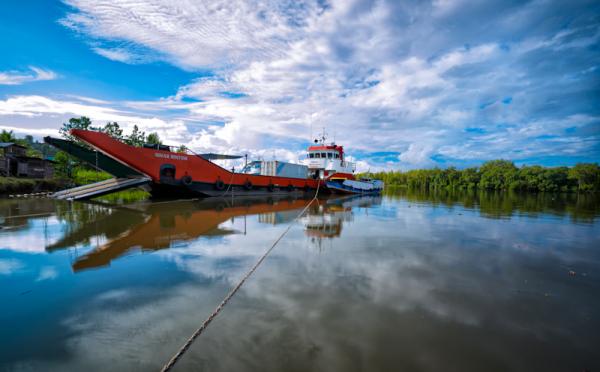 Diduga Ditabrak Kapal Perintis, Kapal SPOB Sinar Bintuni Tenggelam di Perairan Selat Sele