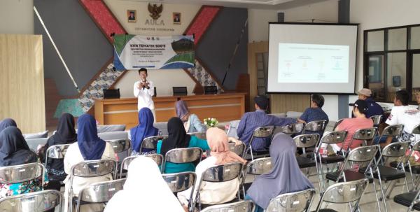 Mahasiswa UPI Bandung Sosialisasikan Pemasaran Digital Bagi Warga Desa Balewangi