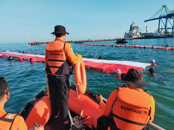 Semarak Hut RI, Basarnas Makassar Bentangkan Bendera 78 Meter di Pulau Gusung