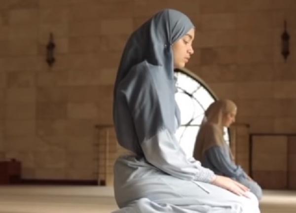 Kisah Inspiratif Karima Gadis Cantik Mantan Atheis Masuk Islam usai Teliti Perayaan Idul Adha