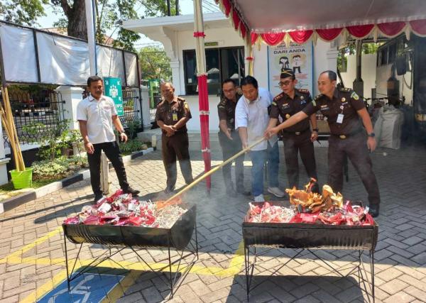 Kejaksaan Negeri Grobogan Musnahkan  203.270 Batang Rokok Tanpa Pita Cukai