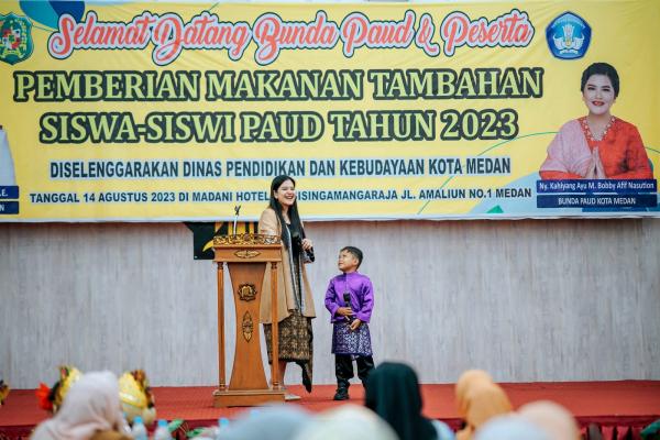 Dukung Penanganan Stunting, Kahiyang Ayu Serahkan PMT ke 640 Lembaga PAUD di Kota Medan