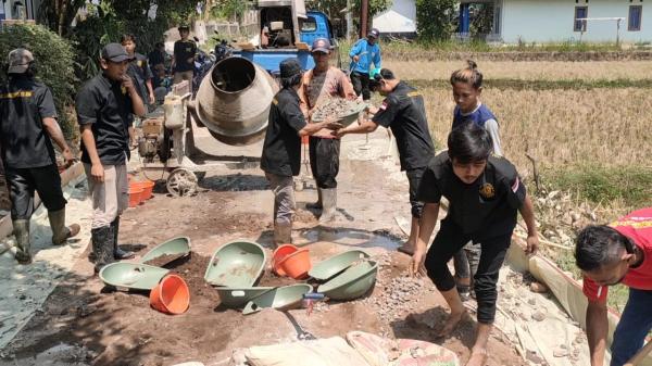 Warga Dua Desa di Cibeber Inisiatif Perbaiki Jalan Kabupaten