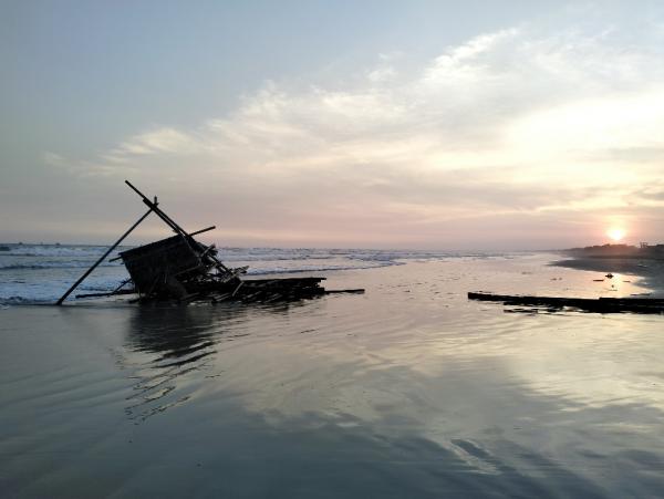 Bagan Nelayan Binuangeun Terdampar di Pantai Bagedur