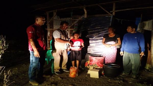 Pemda Timor Tengah Utara Salurkan Bantuan untuk Janda 5 Anak di Naen