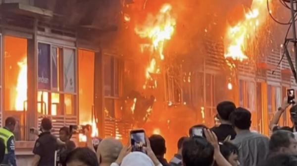 Kebakaran Terjadi di Halte Transjakarta Tendean Jaksel, Picu Kemacetan