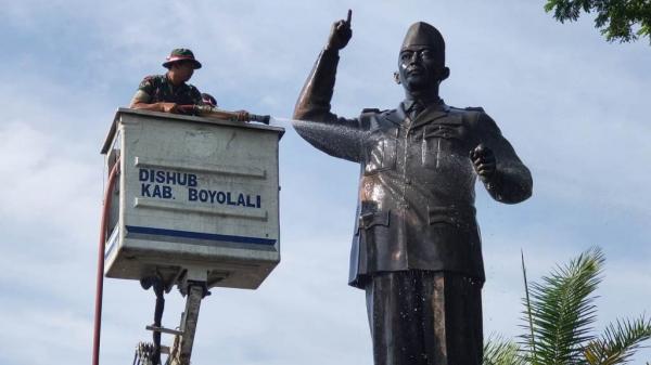 Sambut HUT Kemerdekaan RI Ke - 78, Kodim 0724 Boyolali Bersihkan Patung Pahlawan