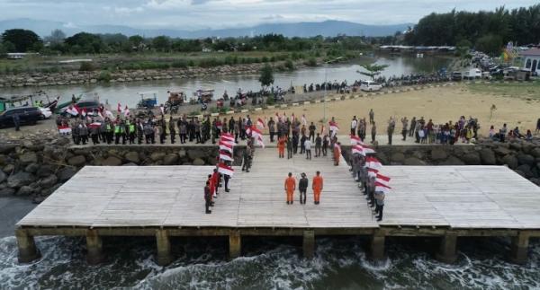 TNI/POLRI Bersama Masyarakat Pesisir dan Nelayan Kibarkan Bendera Merah Putih