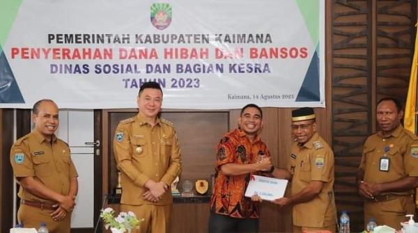 Bupati Kaimana Serahkan Dana Hibah dan Bansos Kepada Para Pimpinan Agama Serta Pengasuh