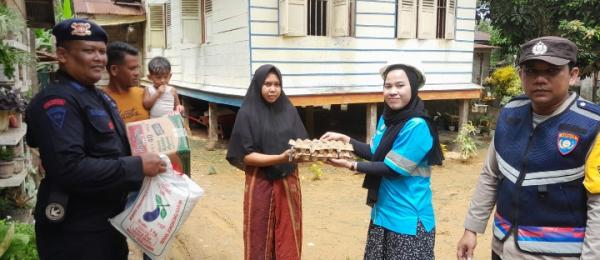 Brimob Aceh dan IBAS Salurkan Bantuan Sambil Pasang Bendera ke Rumah Warga